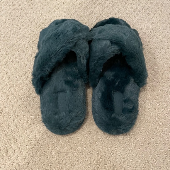 Victoria’s Secret - Pink Plush Robe and Slippers Set - Picture 5 of 7